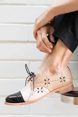 Oxford color kaki con motivo floreale allacciato e tacco basso a blocco